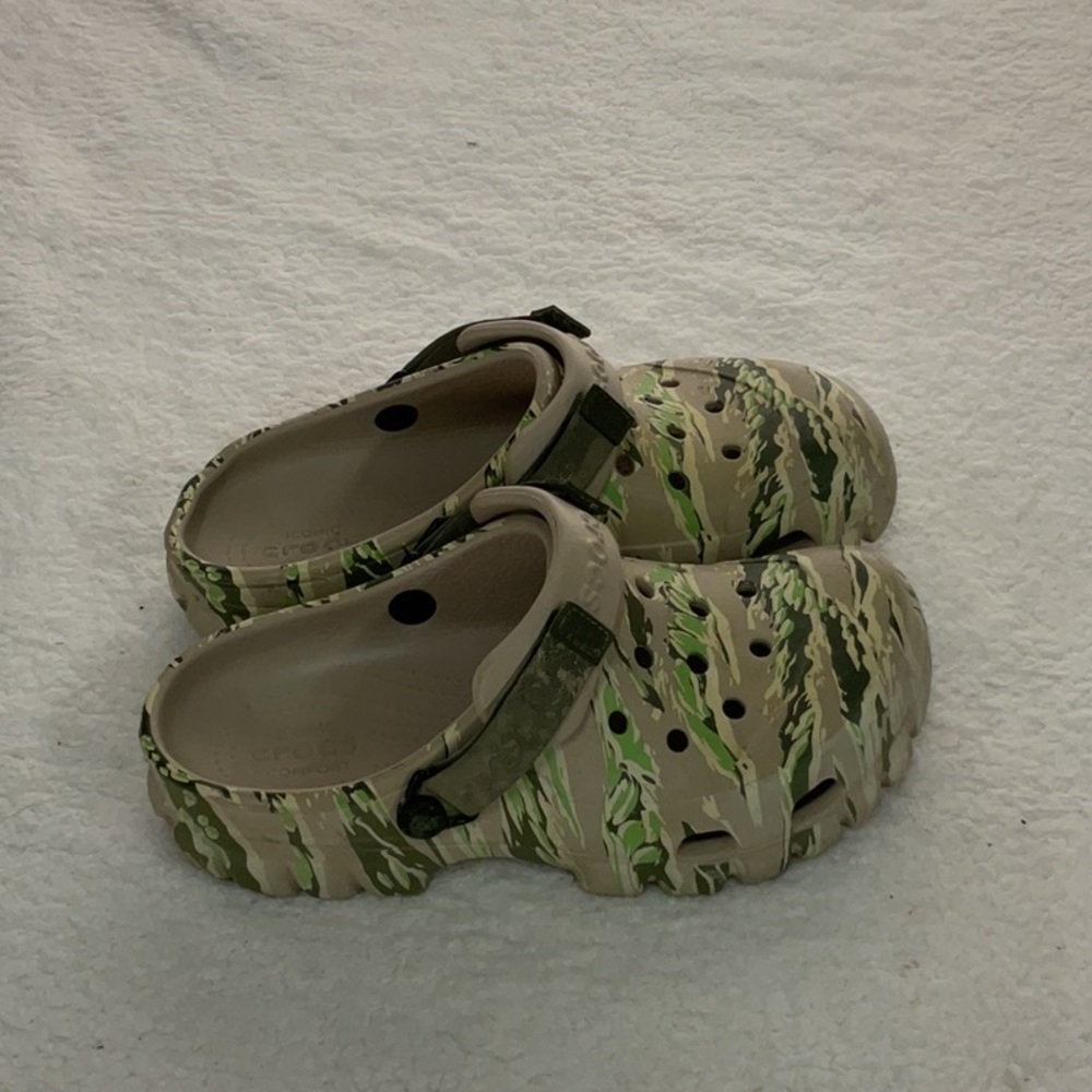CROCS men Water Shoes in Green and Tan - Picture 3 of 5